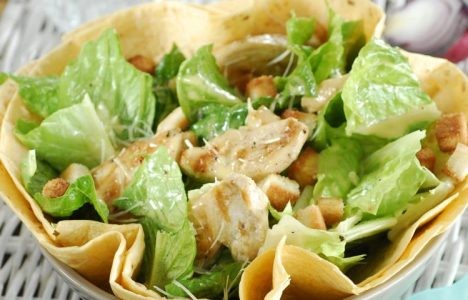 Салат Цезарь с индейкой на гриле
