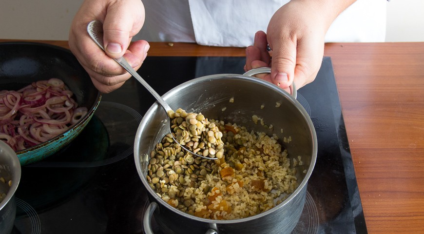 Пряный салат с булгуром, индейкой и курагой