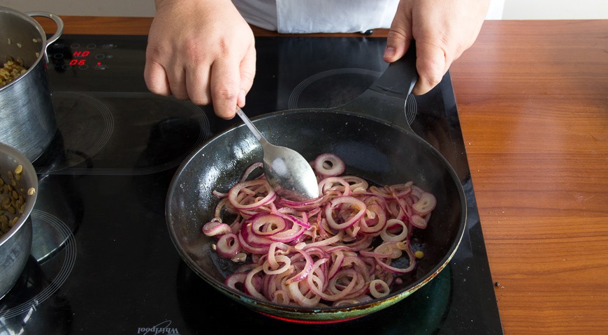 Пряный салат с булгуром, индейкой и курагой