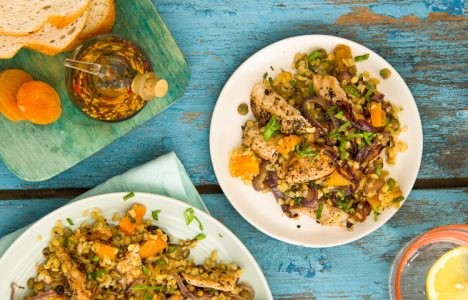 Пряный салат с булгуром, индейкой и курагой